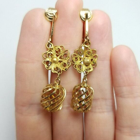 Vintage Clip On Gold Tone Filigree Dangle Earrings, Lightweight, Retro Estate - Picture 5 of 6